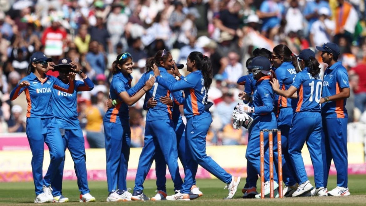 İzle: Hindistan Commonwealth Oyunlarında Kızlık Kriket Finaline Ulaşırken Ateşli Kutlama